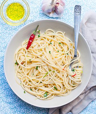 spaghetti-aglio-e-olio_alto-forchetta
