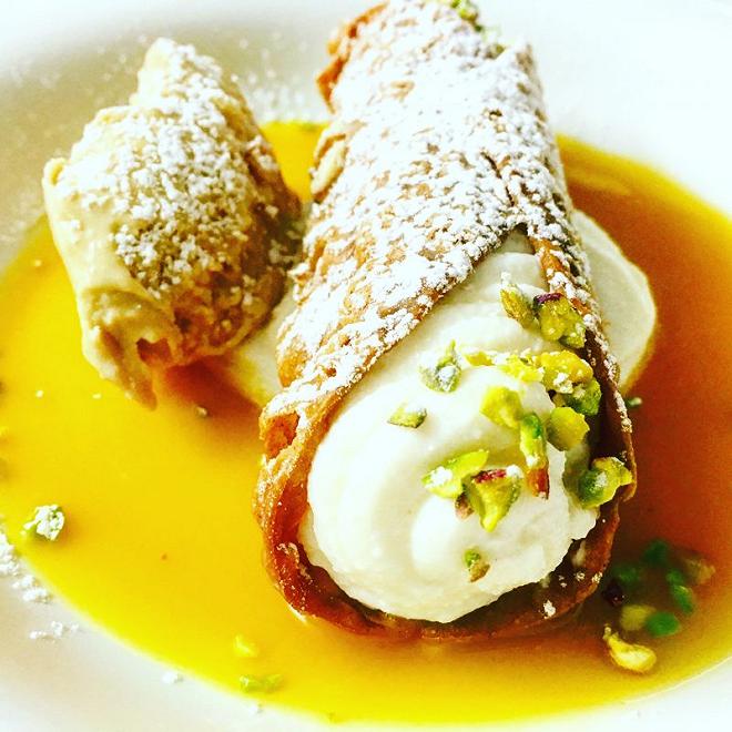 Cannolo di ricotta di bufala su zuppetta di mandarini, gelato al pistachio