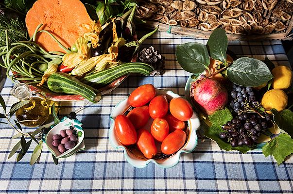 Dietrofront dieta mediterranea: fa bene solo a ricchi e istruiti