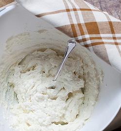 Setacciate la ricotta e unitela a zucchero e canditi