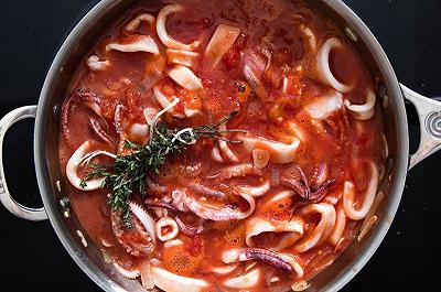 Aggiungete la polpa di pomodoro e il sugo di cozze e vongole