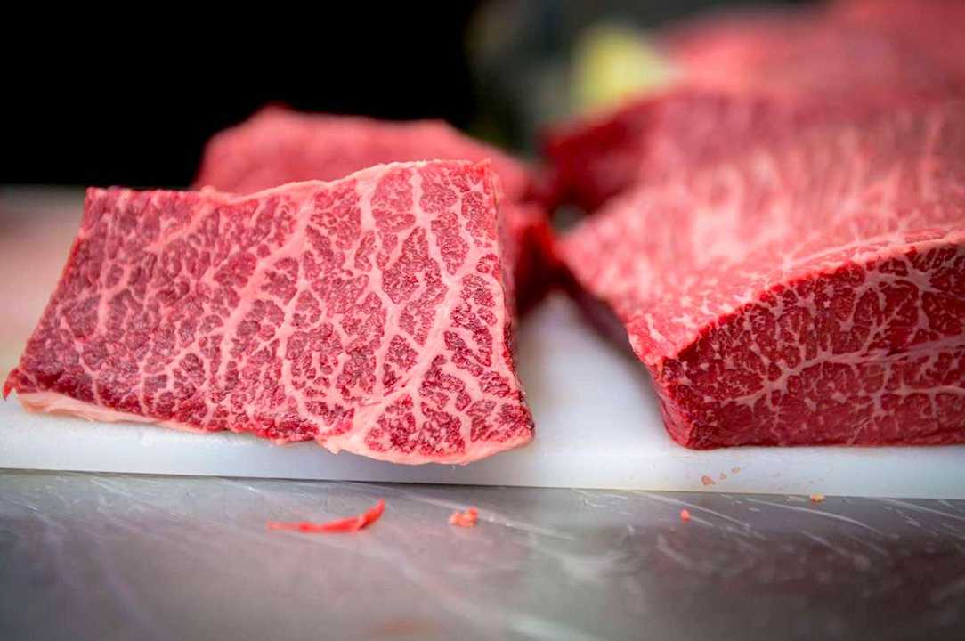 Wagyu: quanto costa produrre, comprare e mangiare la carne più cara del mondo