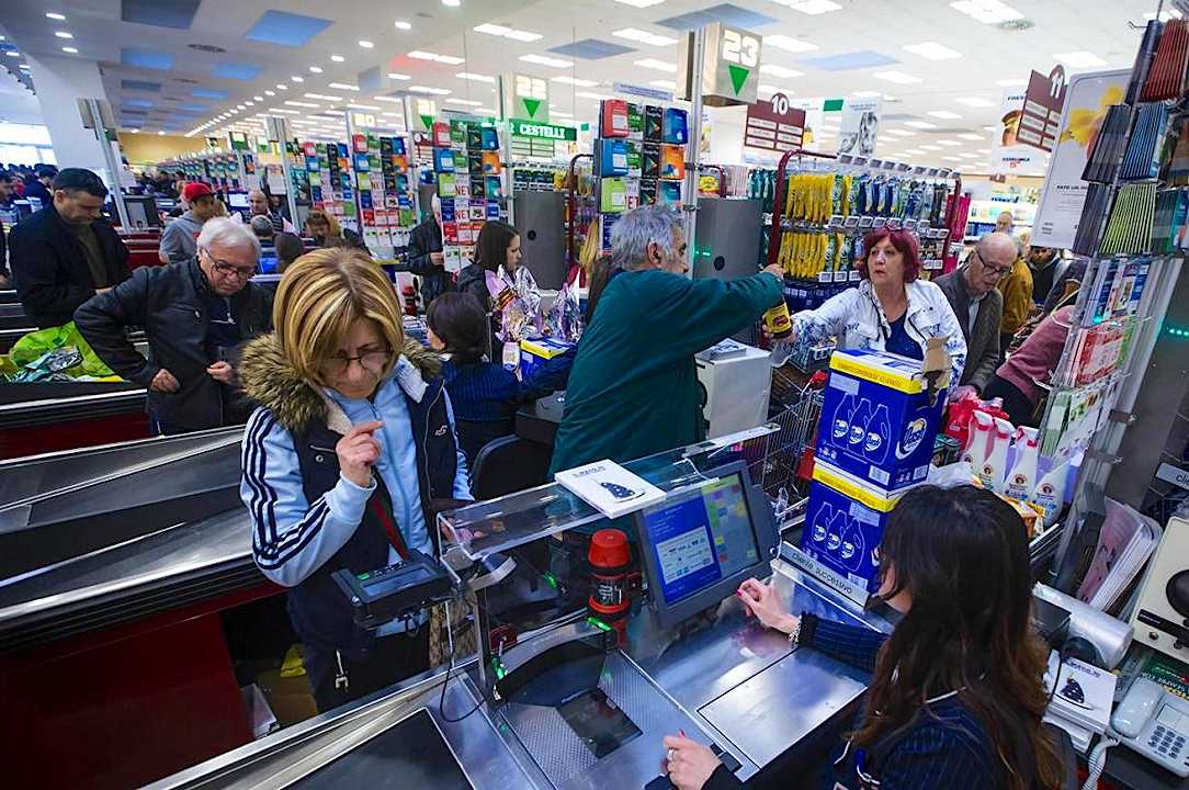 Supermercati: Esselunga sale, gli ipermercati scendono