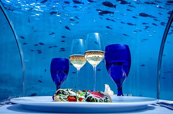 Alle Maldive si mangia nel ristorante subacqueo più grande del mondo
