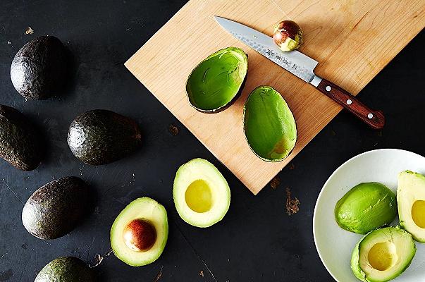 Come tagliare un avocado senza finire all’ospedale