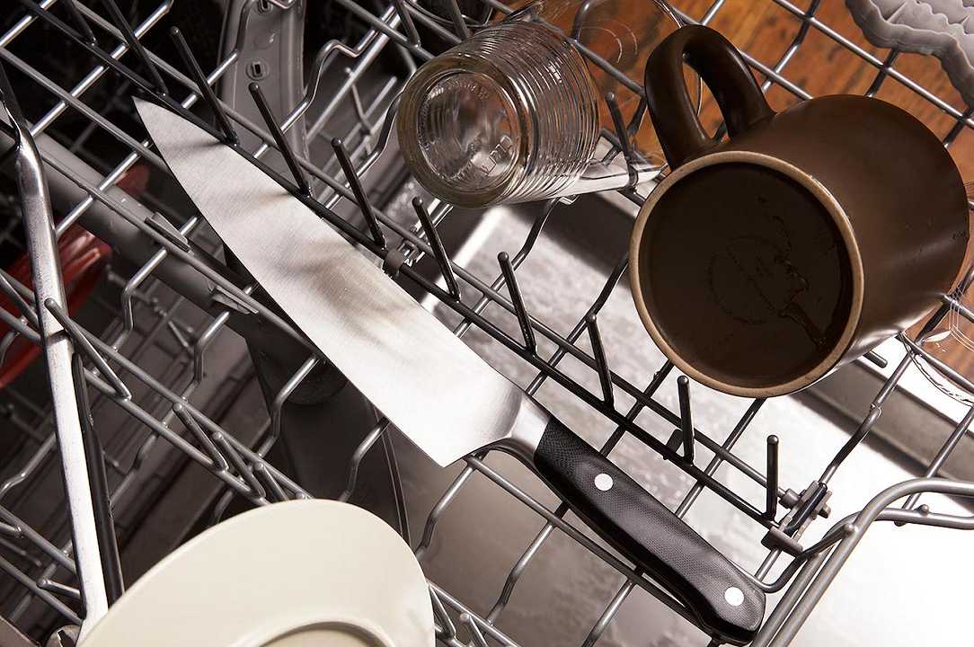 Si rovinano: non mettete mai questi attrezzi da cucina in lavastoviglie