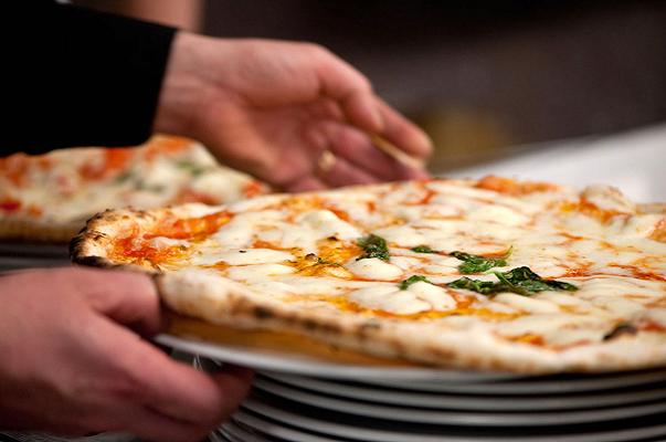 Pizza delivery: può salvare le pizzerie della Campania? Da Michele vs Fratelli Salvo