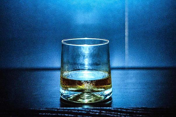 Il modo migliore di bere il whisky? Te lo spiega la scienza