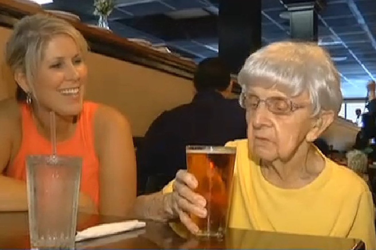 103 anni beve birra