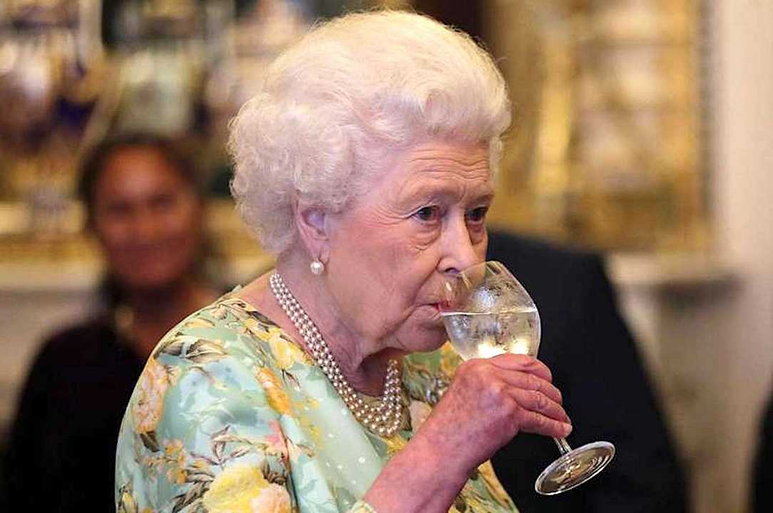 La regina Elisabetta deve rinunciare al Martini di fine giornata