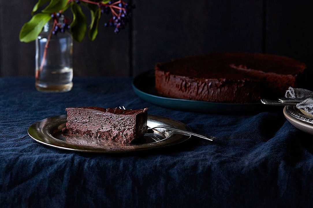 La torta al cioccolato con 3 soli ingredienti è una vera magia