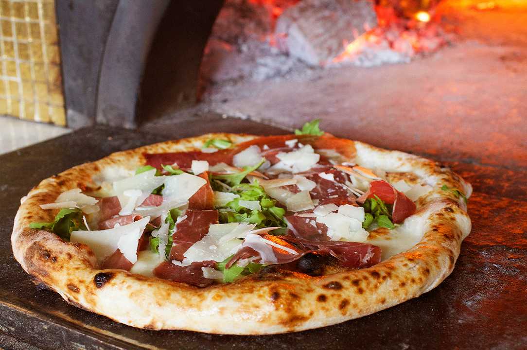 “Fate pizze piccole”: si può sfrattare una pizzeria Rossopomodoro per questo?