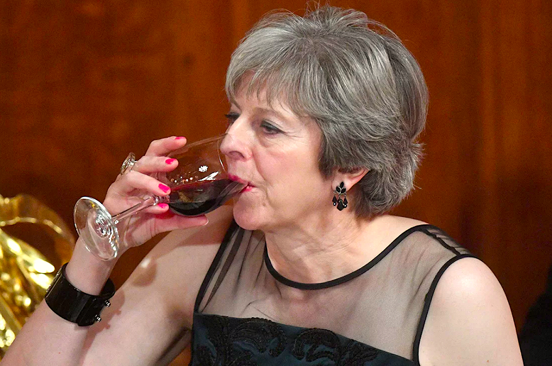 Non bevete il vino come Theresa May: 5 errori da non fare