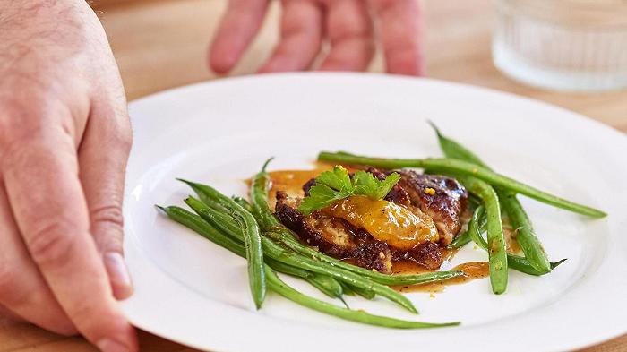 Sul serio hanno scoperto che la carne coltivata inquina più di quella vera?