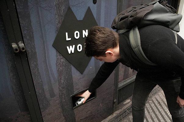 Nella metro di Londra hanno messo un distributore automatico gratuito di gin tonic