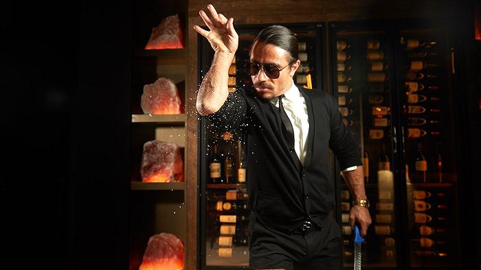 Salt Bae: “Non sono costoso, e Milano è solo l’inizio”, la nostra intervista al macellaio vip