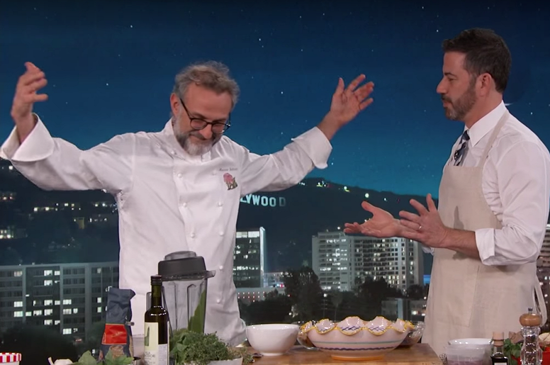Guardate Massimo Bottura cucinare pasta al pesto con i popcorn da Jimmy Kimmel