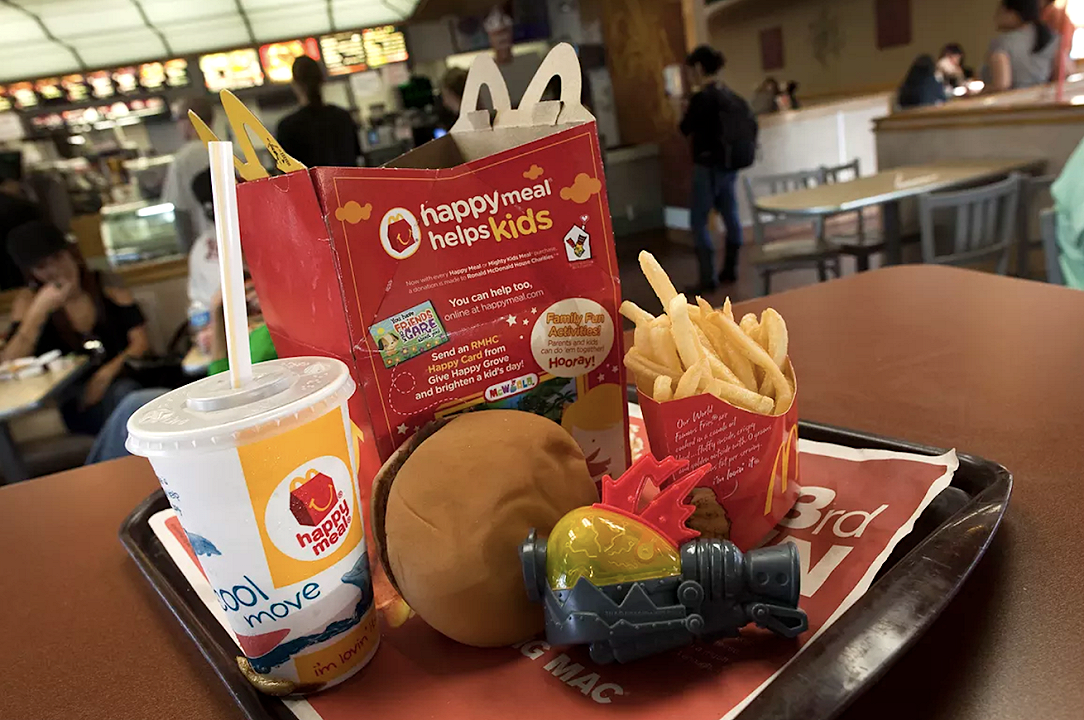 Happy Meal: perché McDonald’s ha levato cheeseburger e milkshake dal menu per bambini