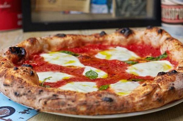 Napoli: Rossopomodoro costretta a chiudere perché fa le pizze piccole