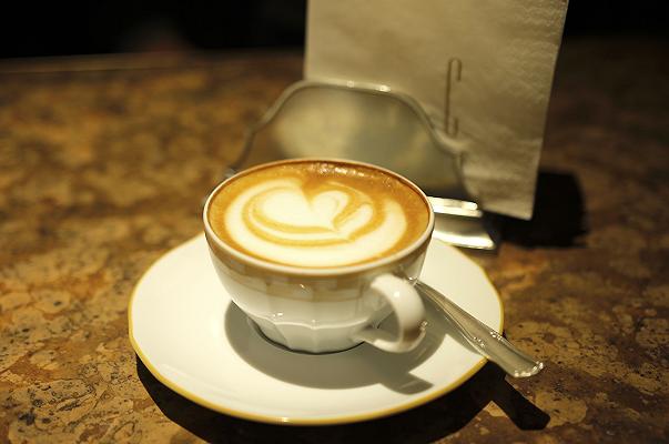 Roma, otto euro per un cappuccino: sui social scoppia la polemica