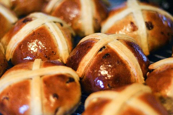 Ricetta degli hot cross buns che forse gli inglesi non potranno mangiare a Pasqua