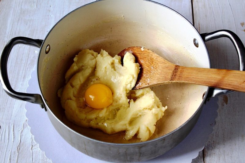 pasta choux; uova