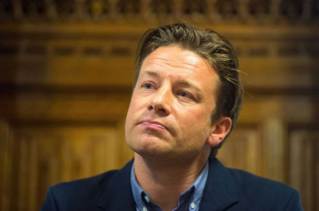 Jamie Oliver non ama i concorsi culinari, ma accetta di condurne uno