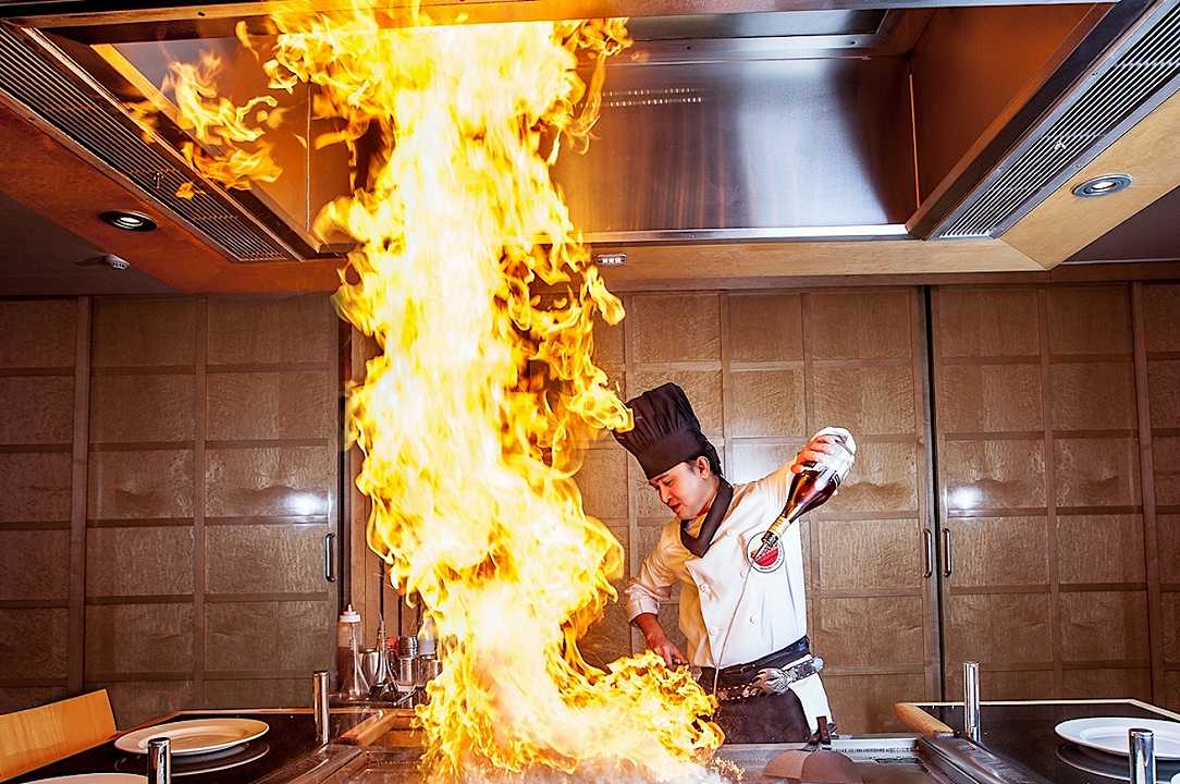 Al ristorante teppanyaki: il video dello chef pasticcione diventa virale
