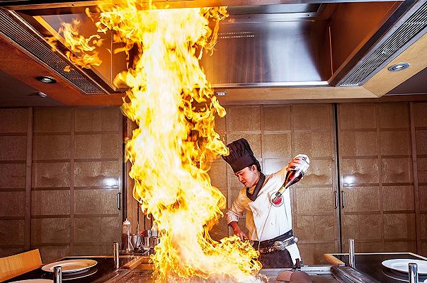 Al ristorante teppanyaki: il video dello chef pasticcione diventa virale