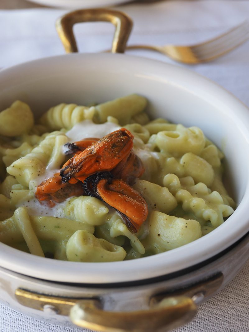 Pasta mista con cozze e zucchine al Signum - Salina