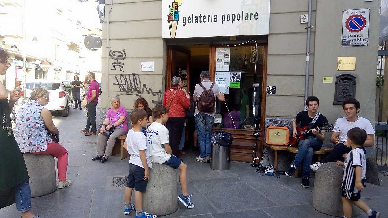 Torino: la Gelateria Popolare attaccata da “fascisti di zona”