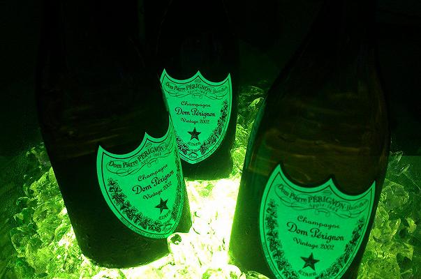 Al Billionaire offerto champagne per 150mila euro narrano le cronache smeralde