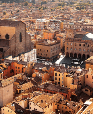 Emilia Romagna diventa zona gialla: boom di prenotazioni in bar e ristoranti a Bologna