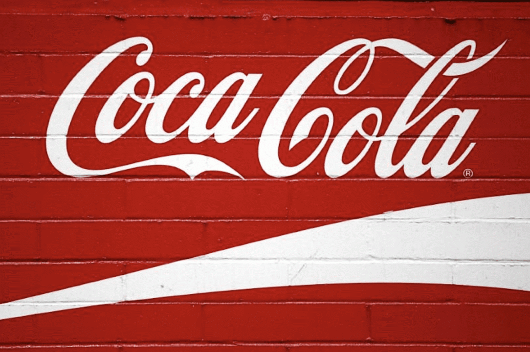 Coca-Cola lancia una nuova bottiglia: è 100% plastica riciclata