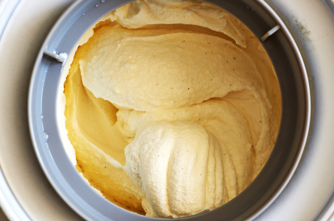 gelato alla vaniglia con gelatiera