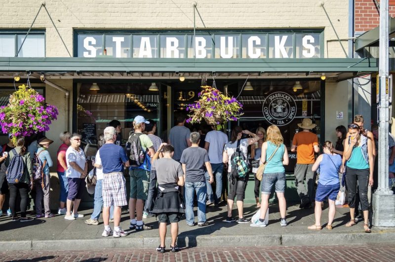 In fila davanti a Starbucks