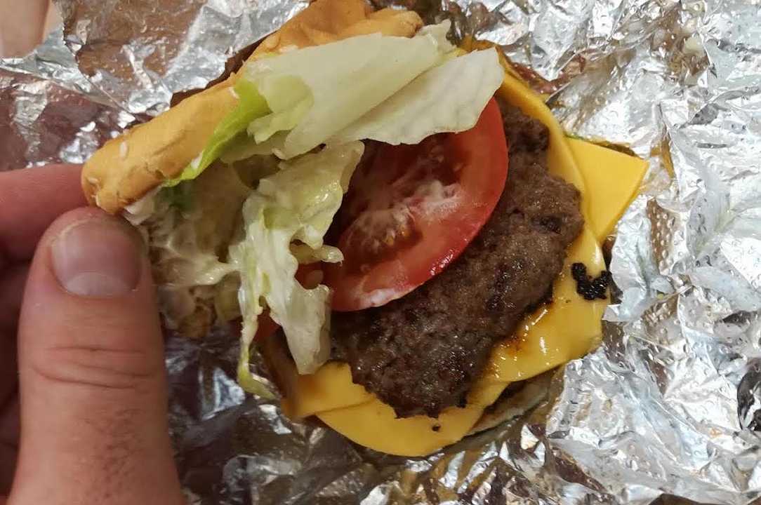 Milano: abbiamo provato l’hamburger di Five Guys, che poteva rimanere in America