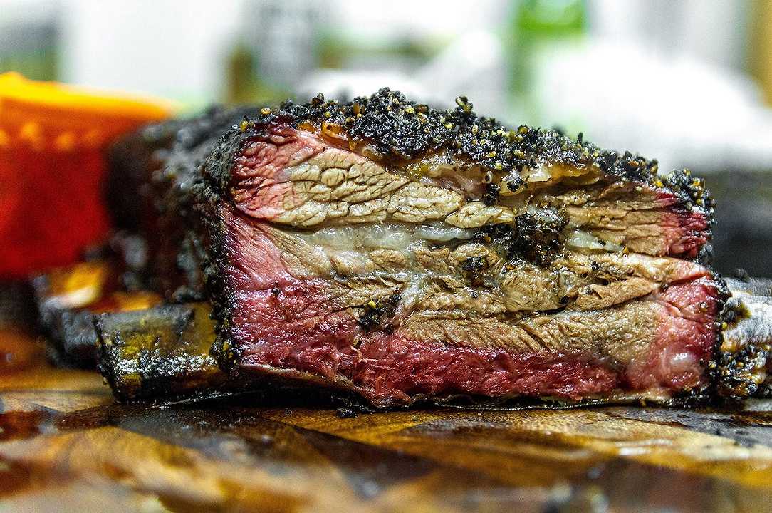 Barbecue: guida alle beef ribs, le costine di manzo