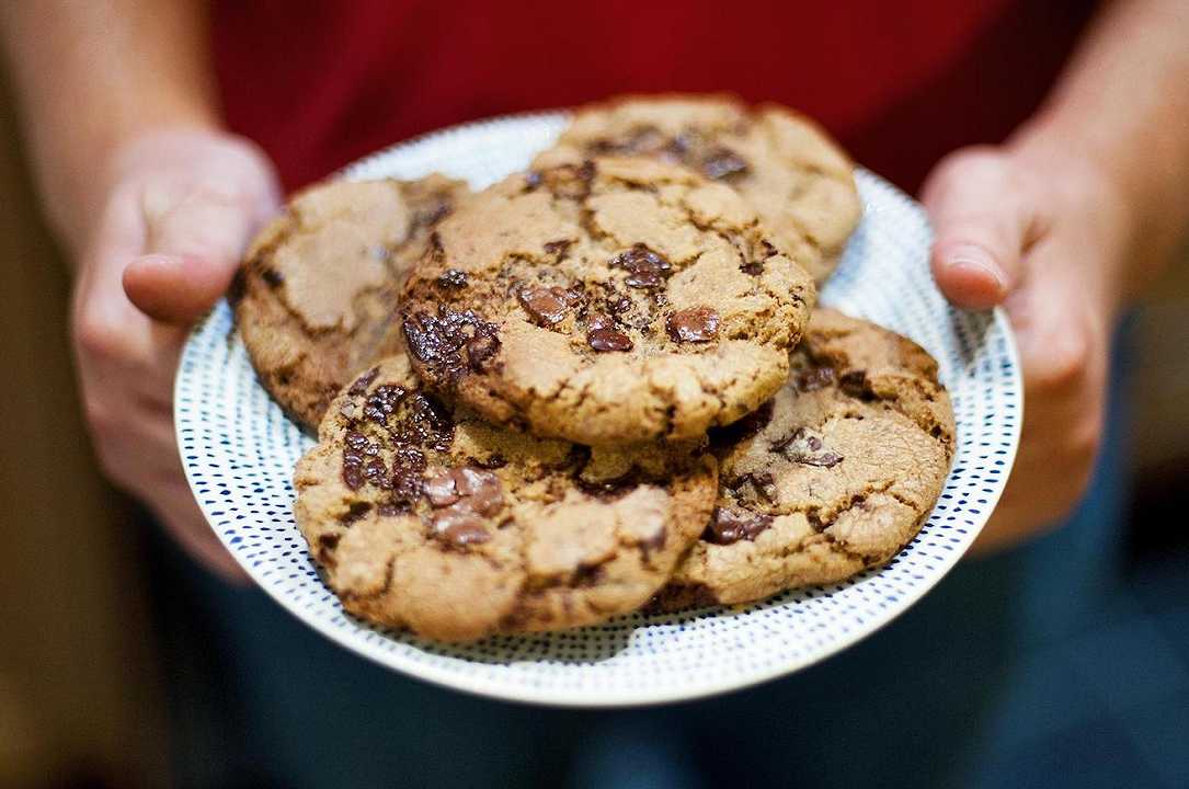 Prepara biscotti al cioccolato con le ceneri del nonno e li offre agli amici