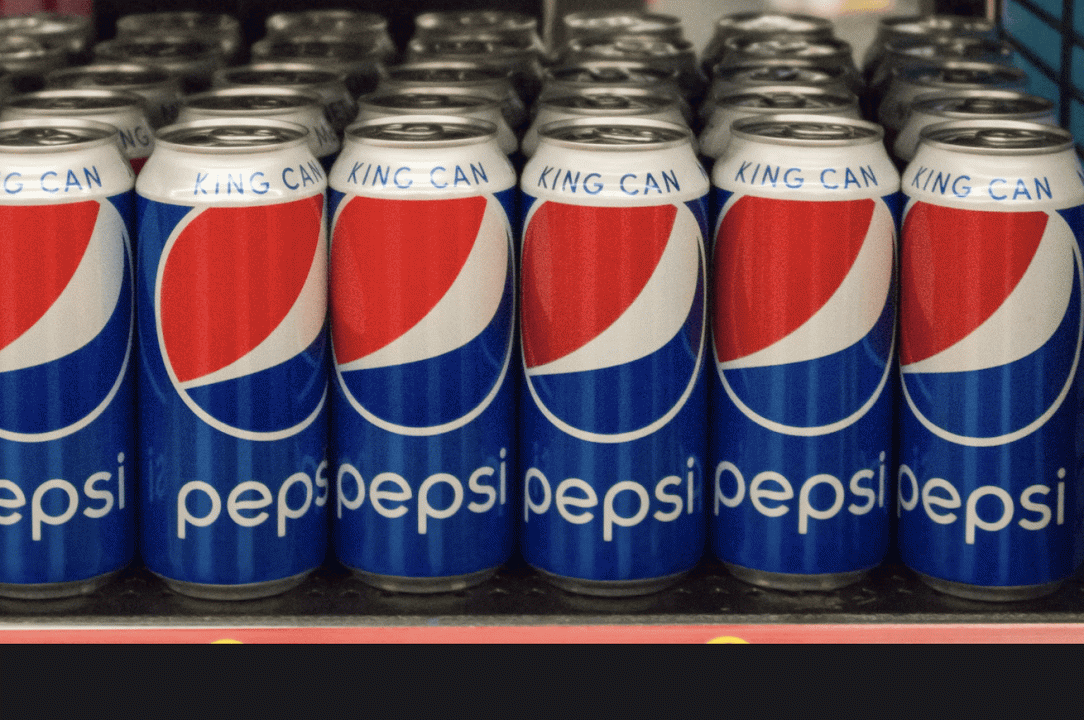 La donna che beve solo Pepsi Cola da 64 anni è “monofaga”