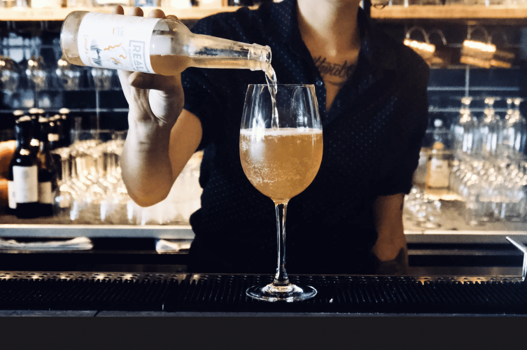 Al bar: può la kombucha competere con la birra e i vini naturali?