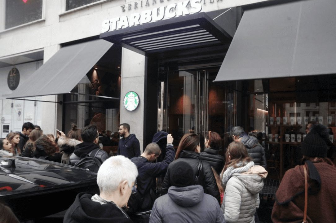 Starbucks in piazza San Babila: l’inevitabile apertura con code