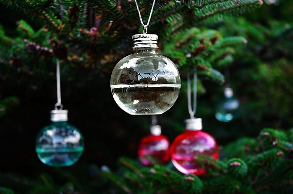 Regalate palline alcoliche per l’albero: a Natale non basta il pensiero