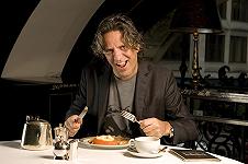 Giorgio Locatelli in difesa delle aragoste: “bisogna anestetizzarle, le ho sentite gridare”