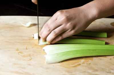 Pulite e tritate il sedano