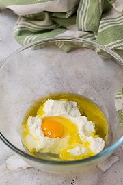Mettete in una ciotola l'uovo con l'olio e lo yogurt