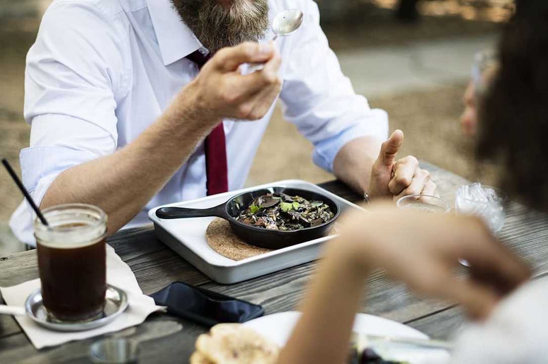 Pausa pranzo: per gli italiani dura 40 minuti ed è sempre più leggera
