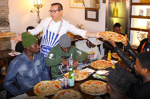 Gino Sorbillo antirazzista, offre la pizza ai migranti