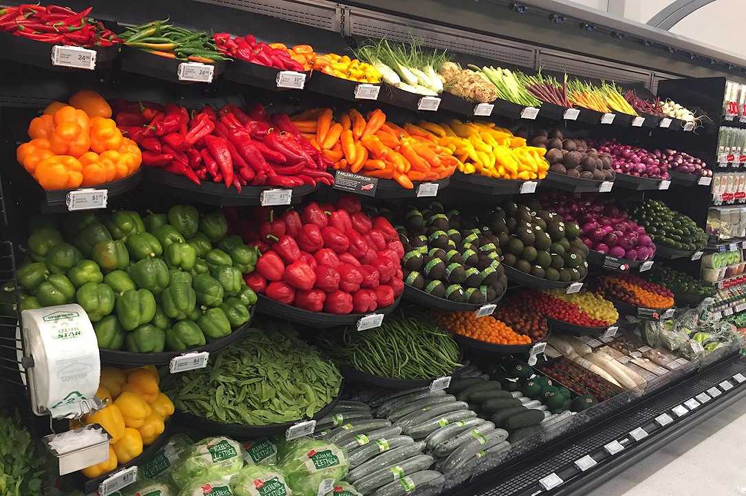 Perché i supermercati si ostinano a vendere frutta e verdura nella plastica?
