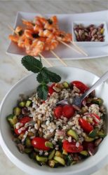 Insalata amalgamata di orzo con gamberi e verdure